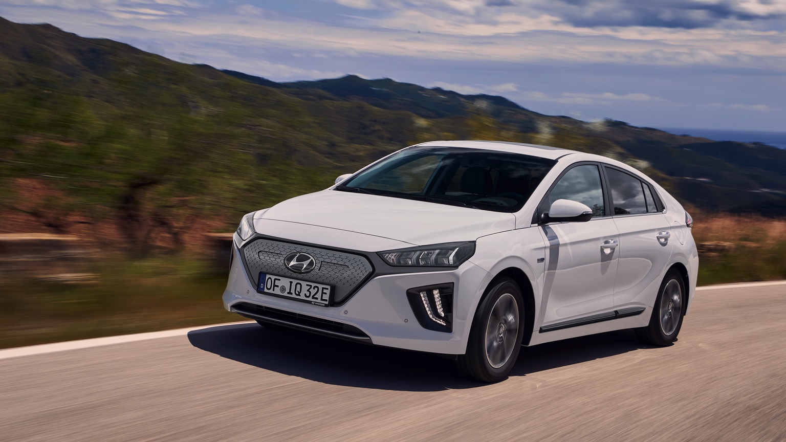 Hyundai_IONIQ_Electric_2020-15