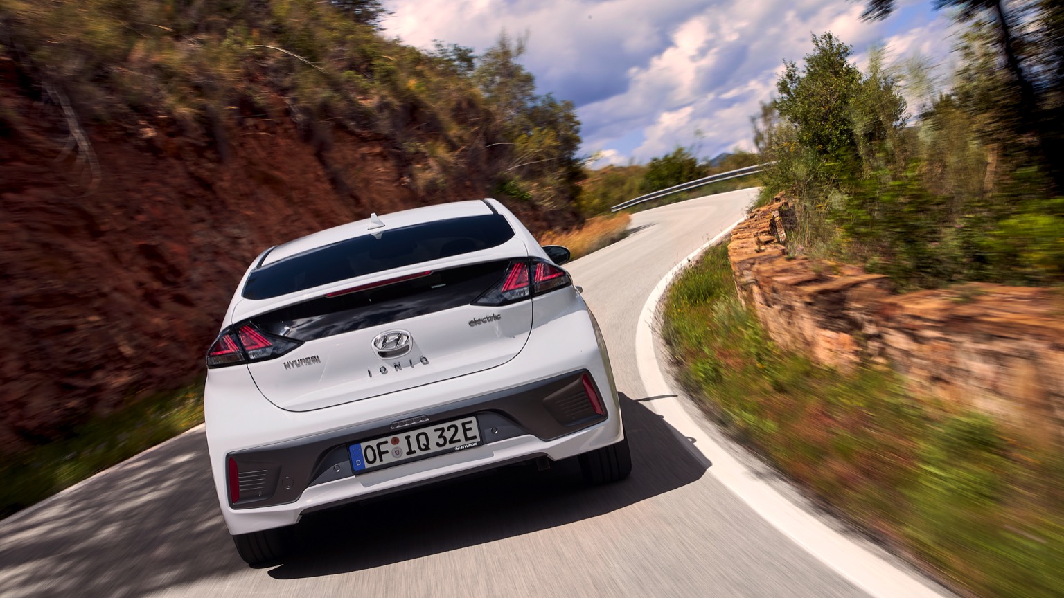 Hyundai_IONIQ_Electric_2020-16