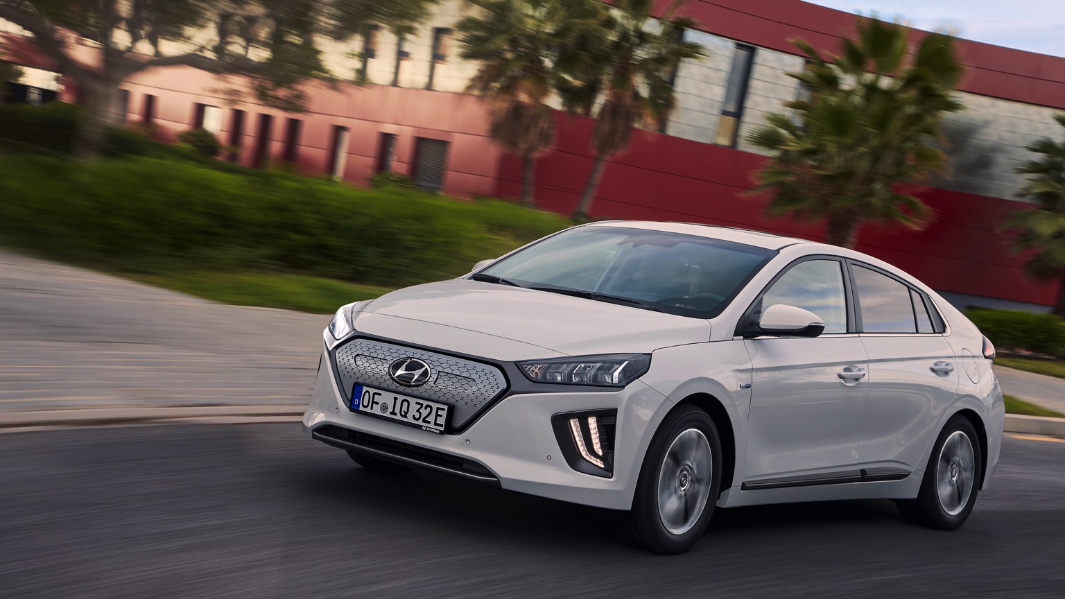 Hyundai_IONIQ_Electric_2020-17