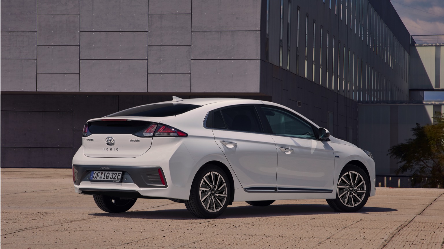 Hyundai_IONIQ_Electric_2020-2