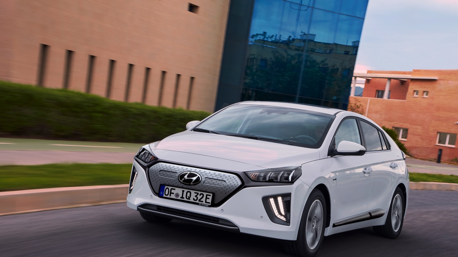 Hyundai_IONIQ_Electric_2020-20