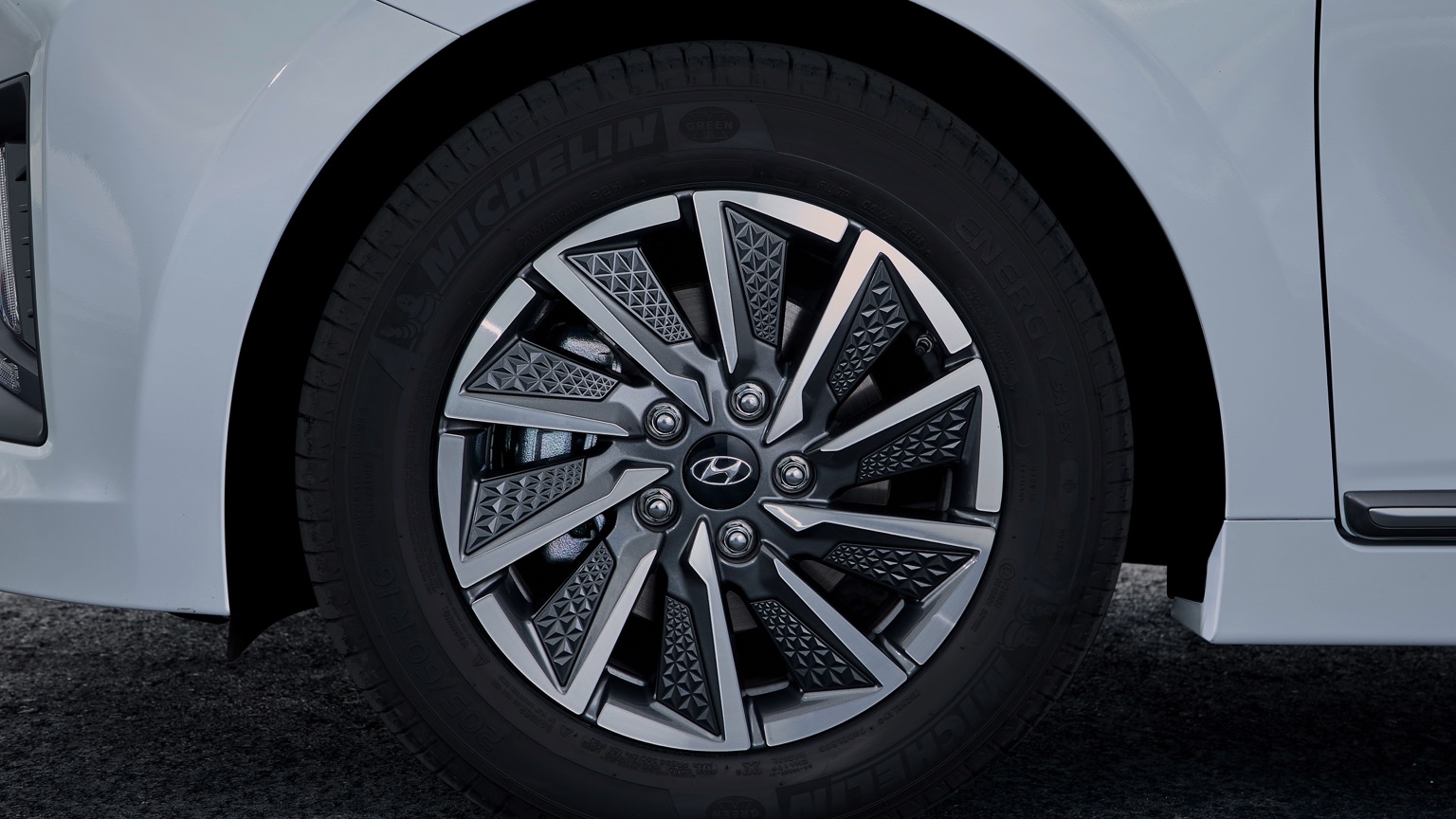 Hyundai_IONIQ_Electric_2020-21