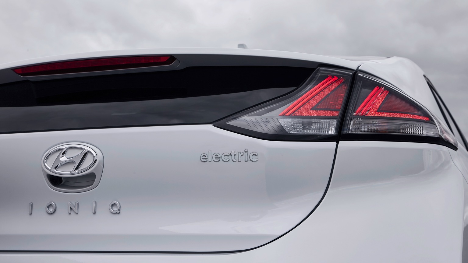 Hyundai_IONIQ_Electric_2020-23