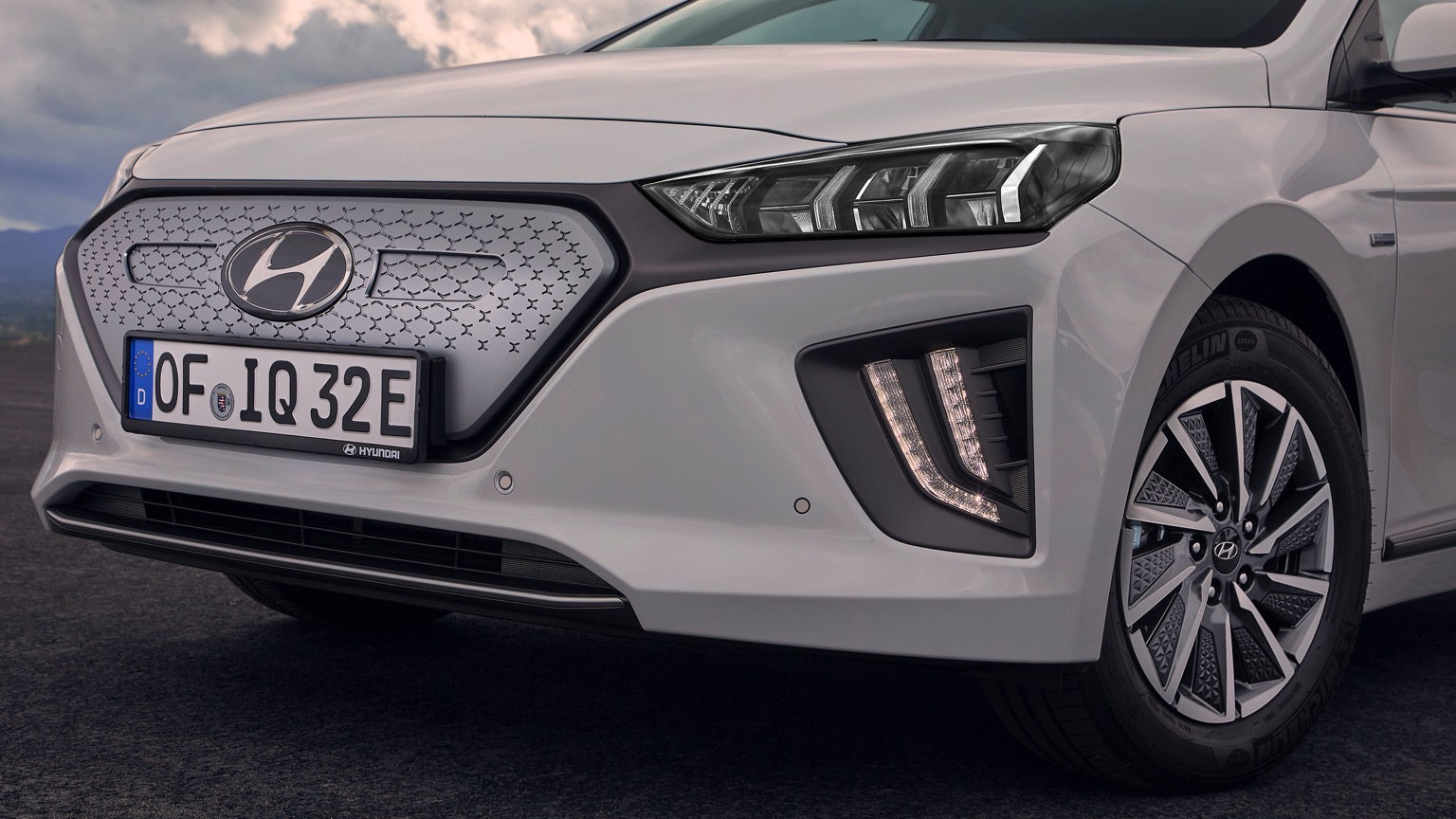 Hyundai_IONIQ_Electric_2020-24