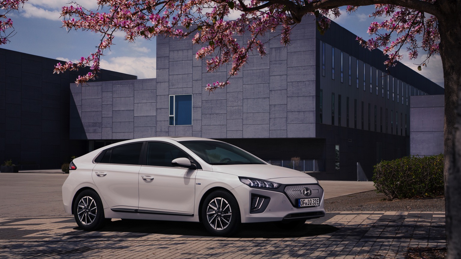 Hyundai_IONIQ_Electric_2020-3