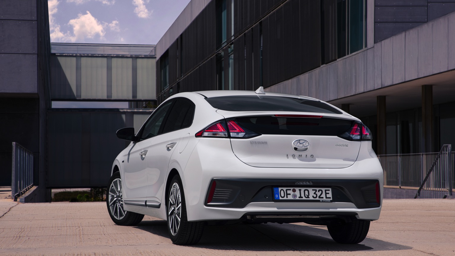 Hyundai_IONIQ_Electric_2020-4