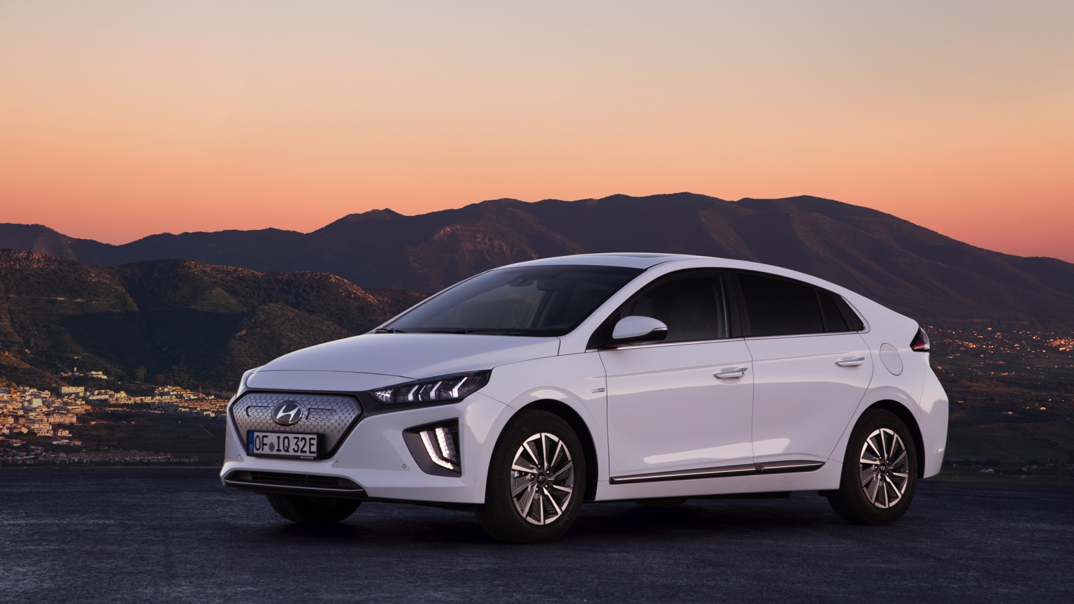 Hyundai_IONIQ_Electric_2020-5