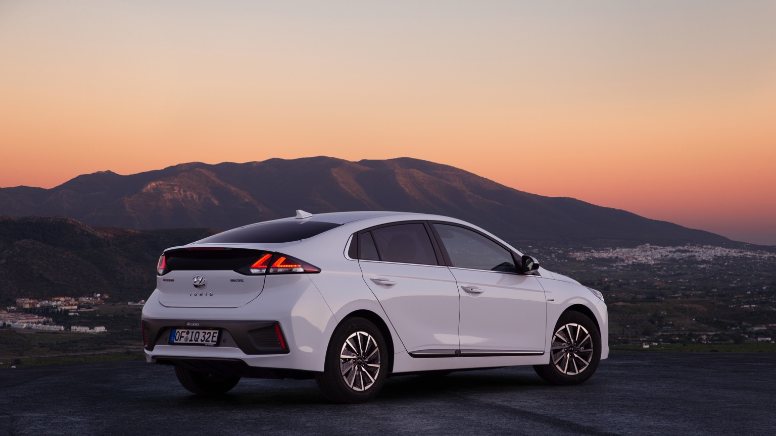 Hyundai_IONIQ_Electric_2020-6