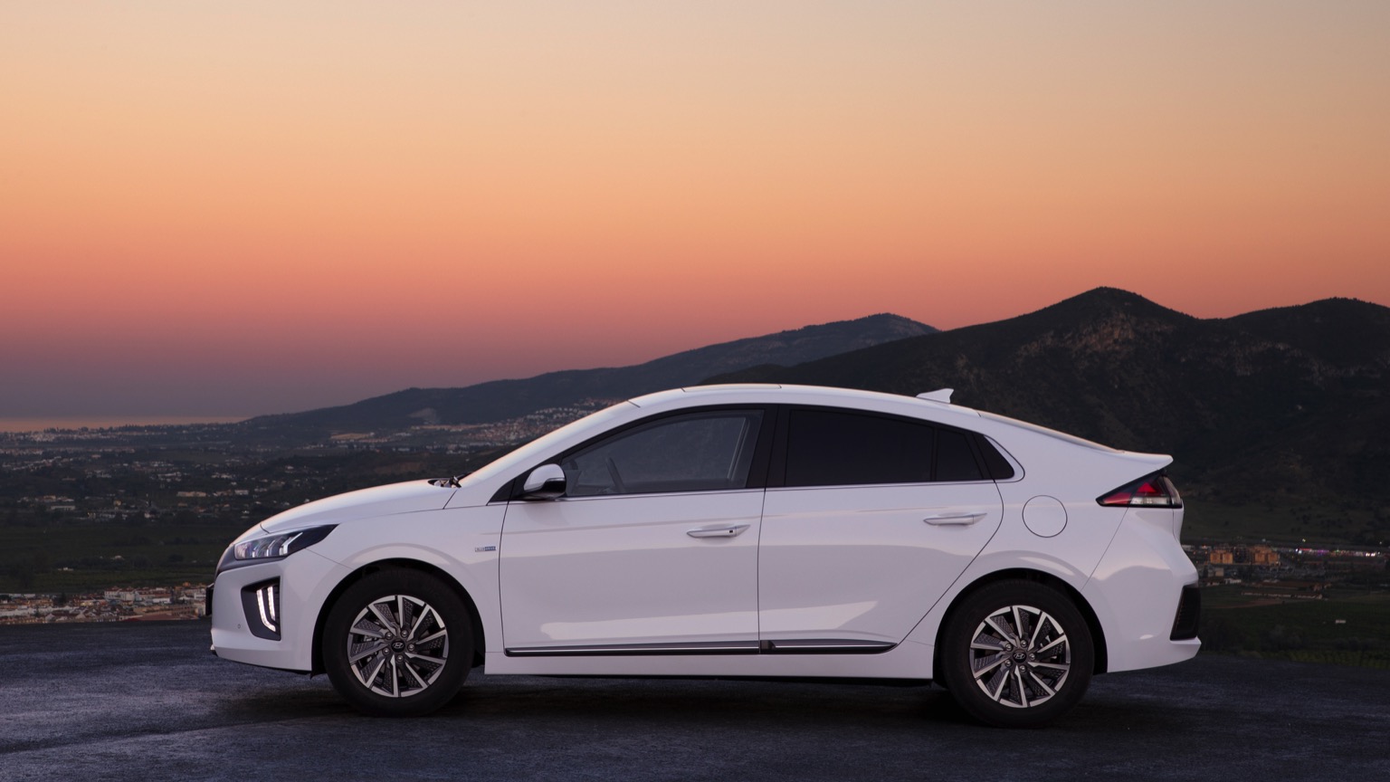 Hyundai_IONIQ_Electric_2020-7