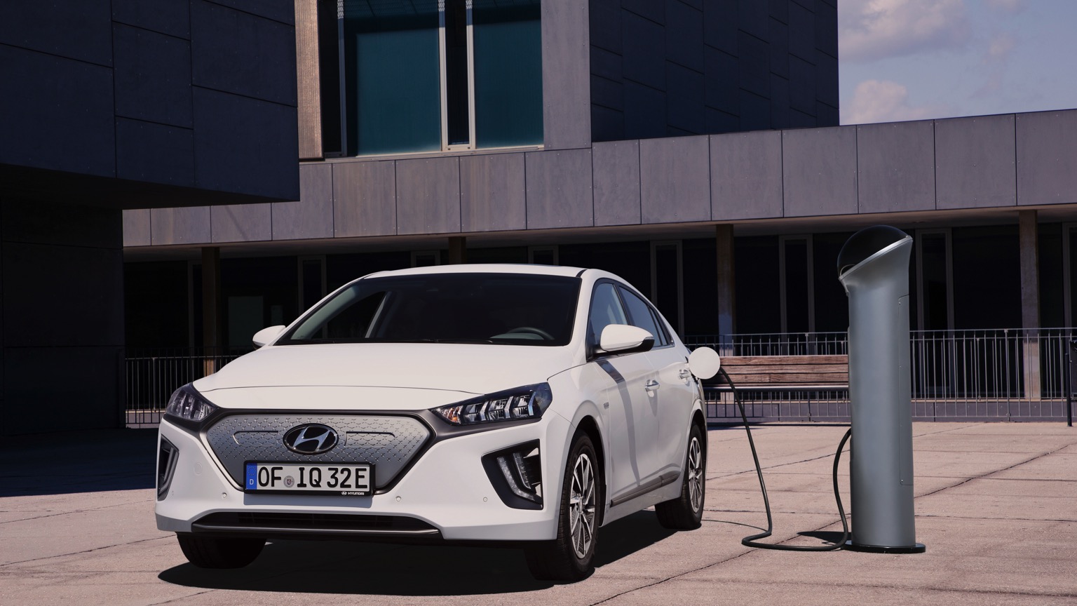 Hyundai_IONIQ_Electric_2020-8