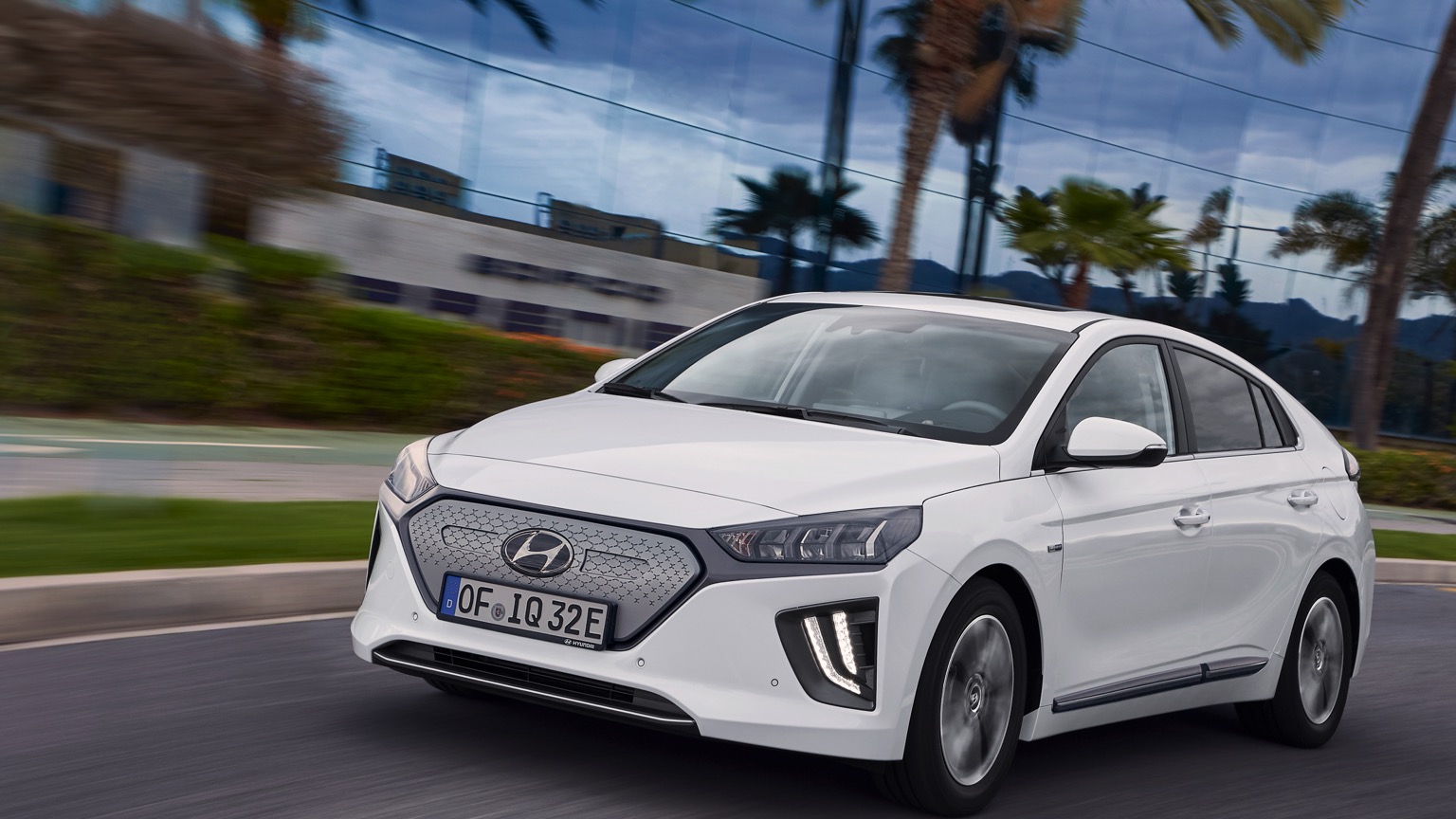 Hyundai_IONIQ_Electric_2020-9