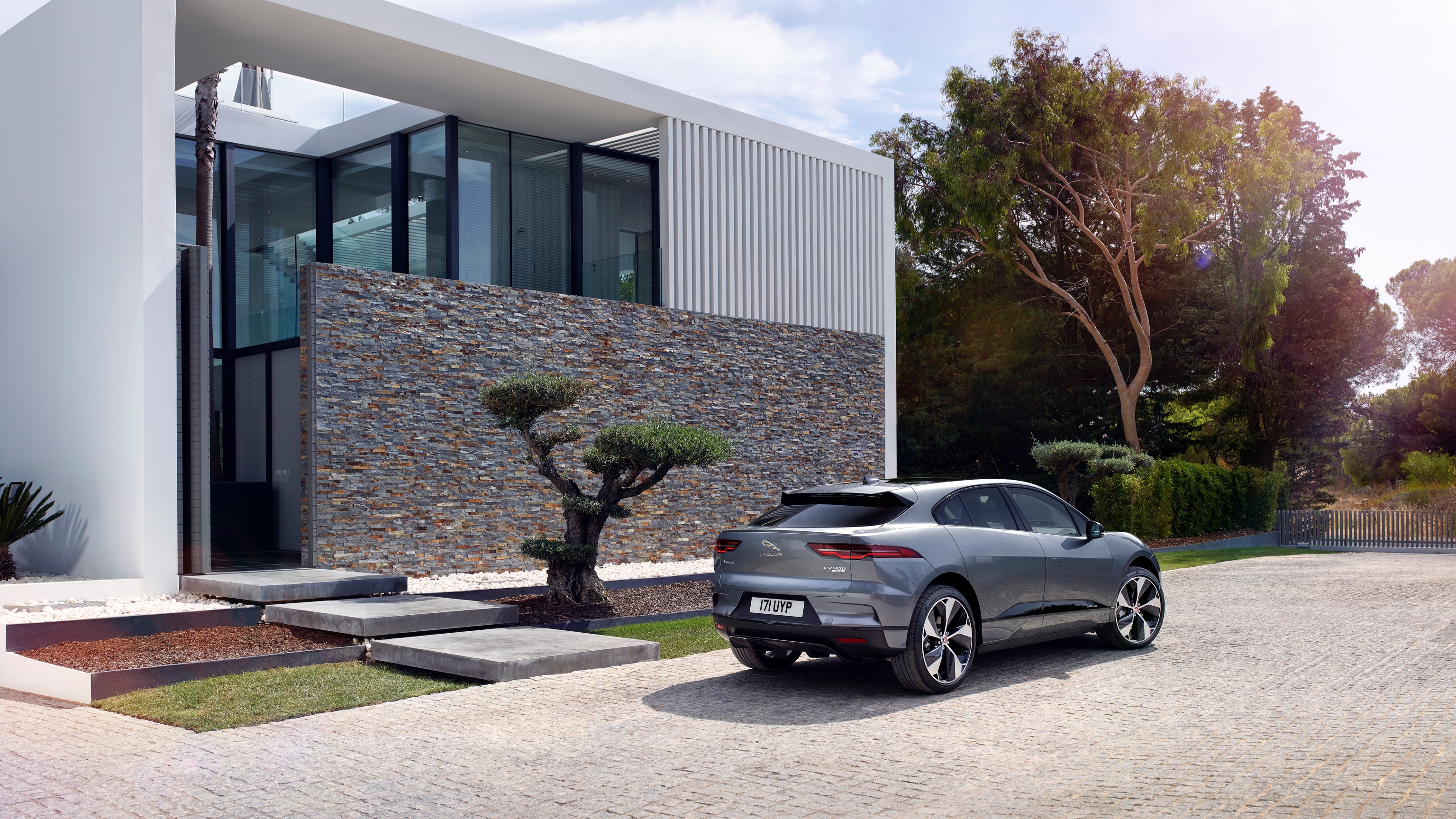 Jaguar_I-Pace-19
