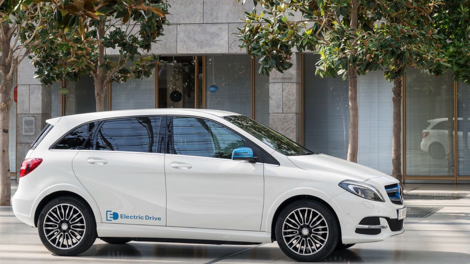 Mercedes_B_250e-10