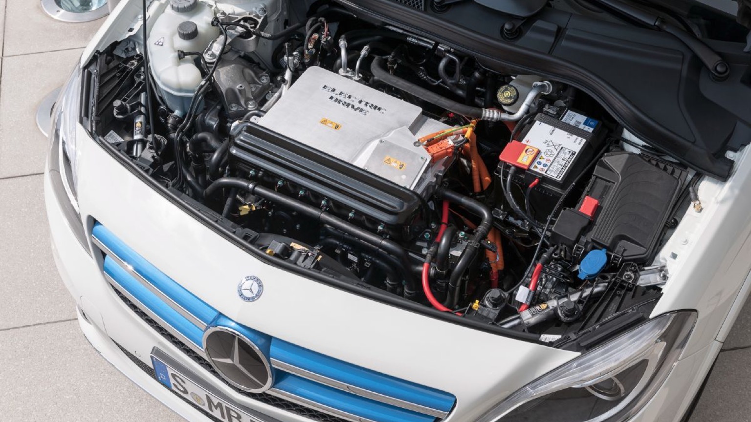 Mercedes_B_250e-16