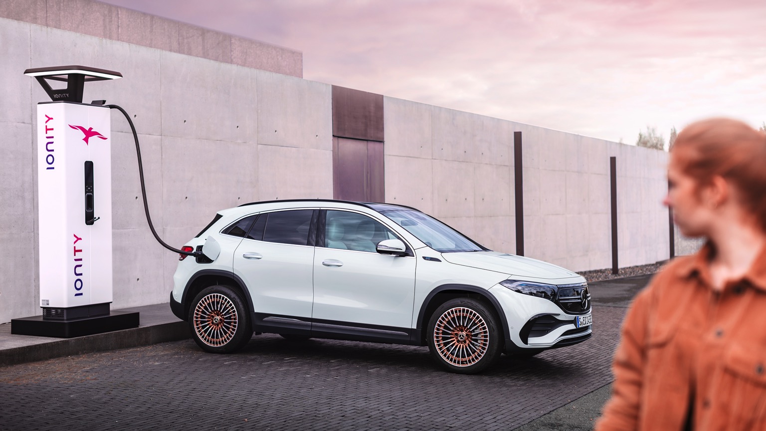 Mercedes_EQA-11