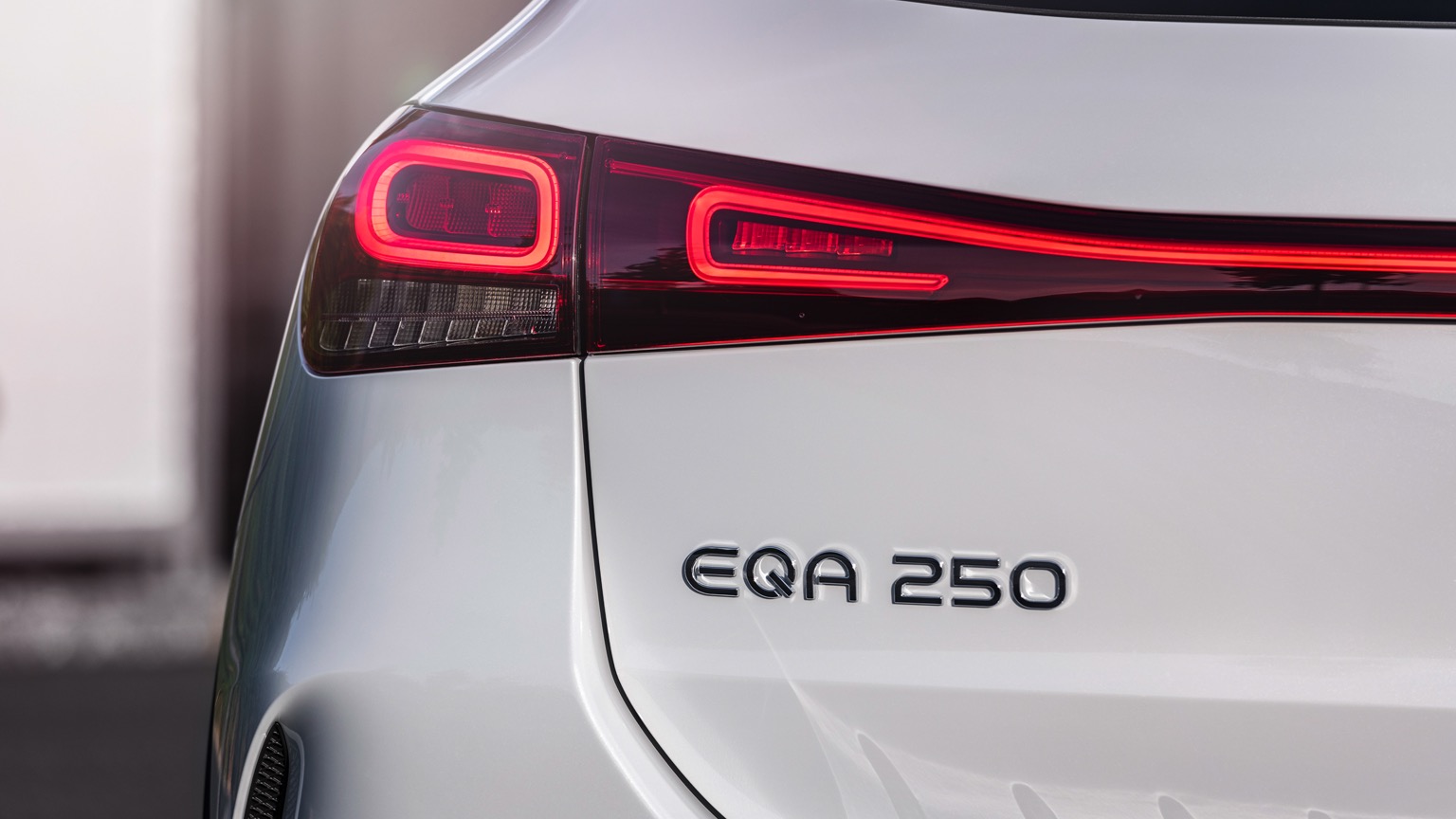 Mercedes_EQA-29