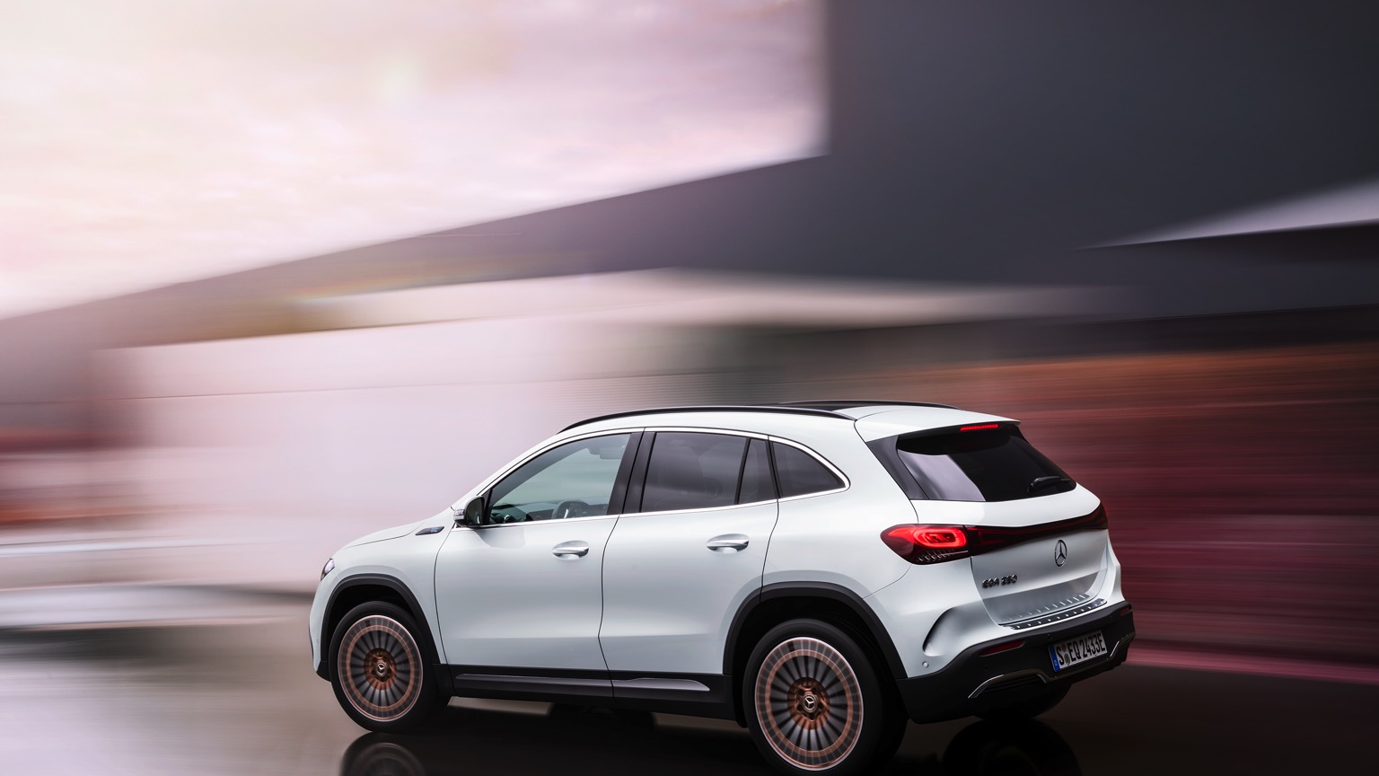 Mercedes_EQA-8