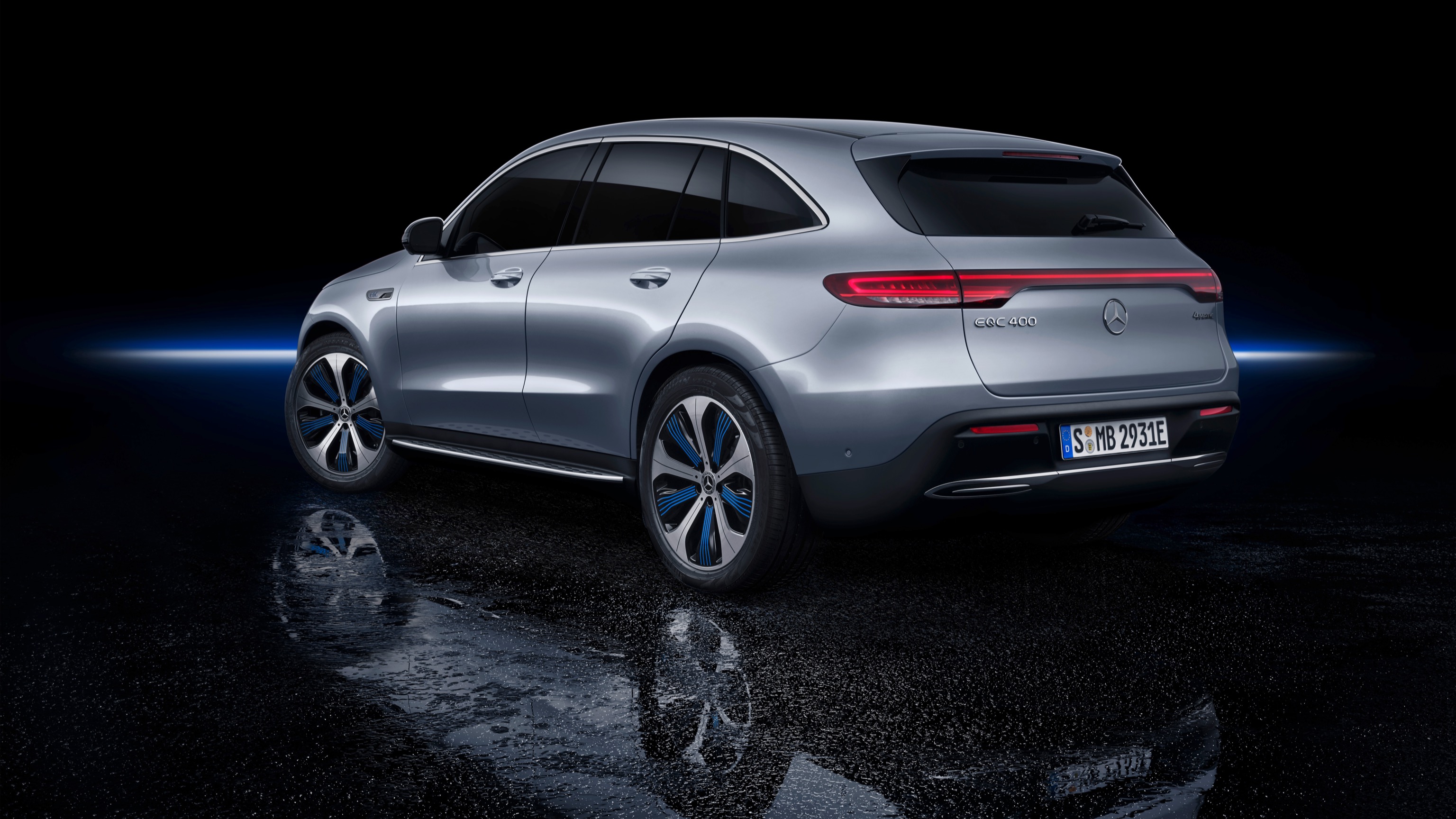 Mercedes_EQC-11