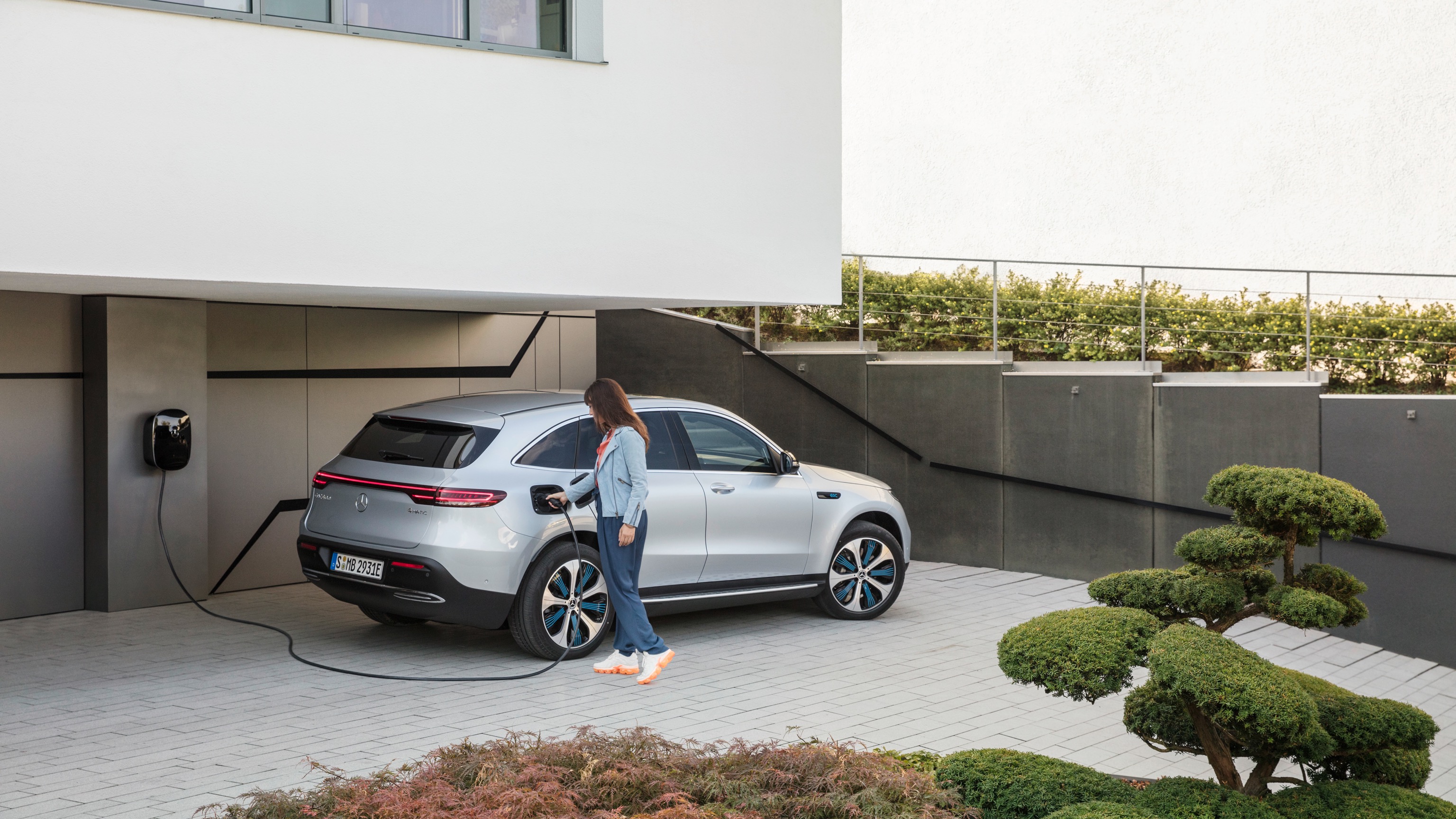 Mercedes_EQC-13