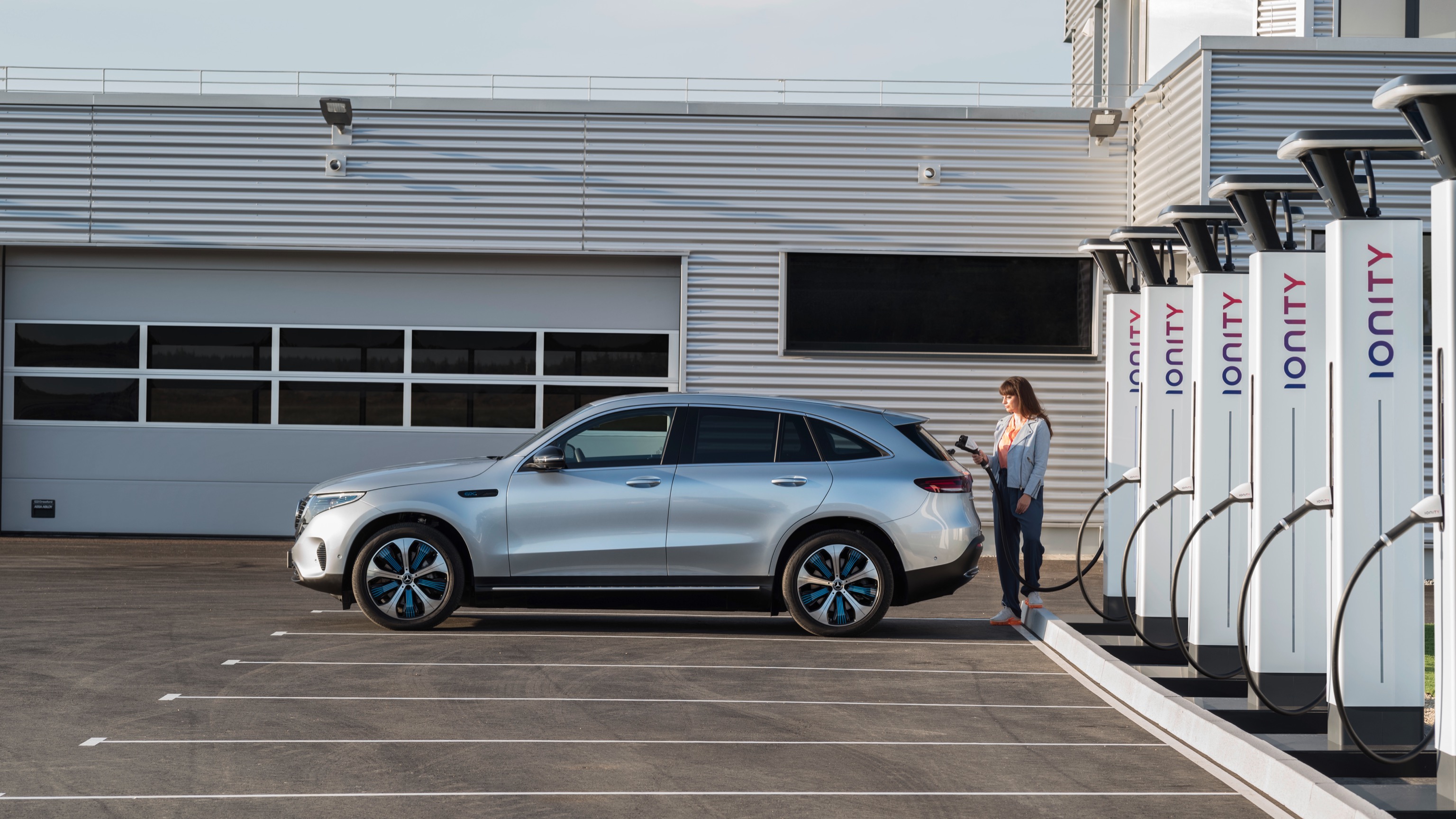Mercedes_EQC-15