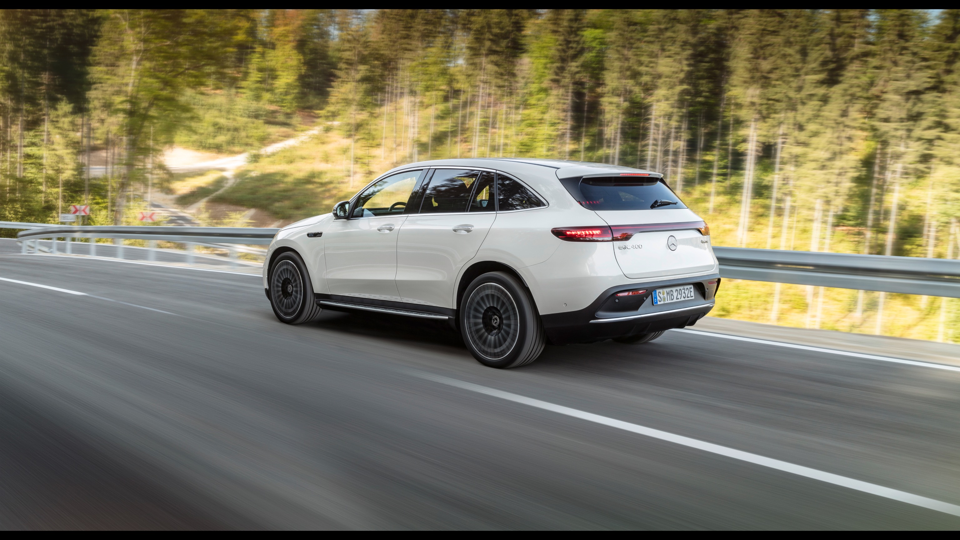 Mercedes_EQC-3