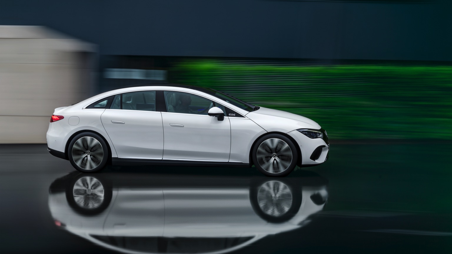 Mercedes_EQE-12