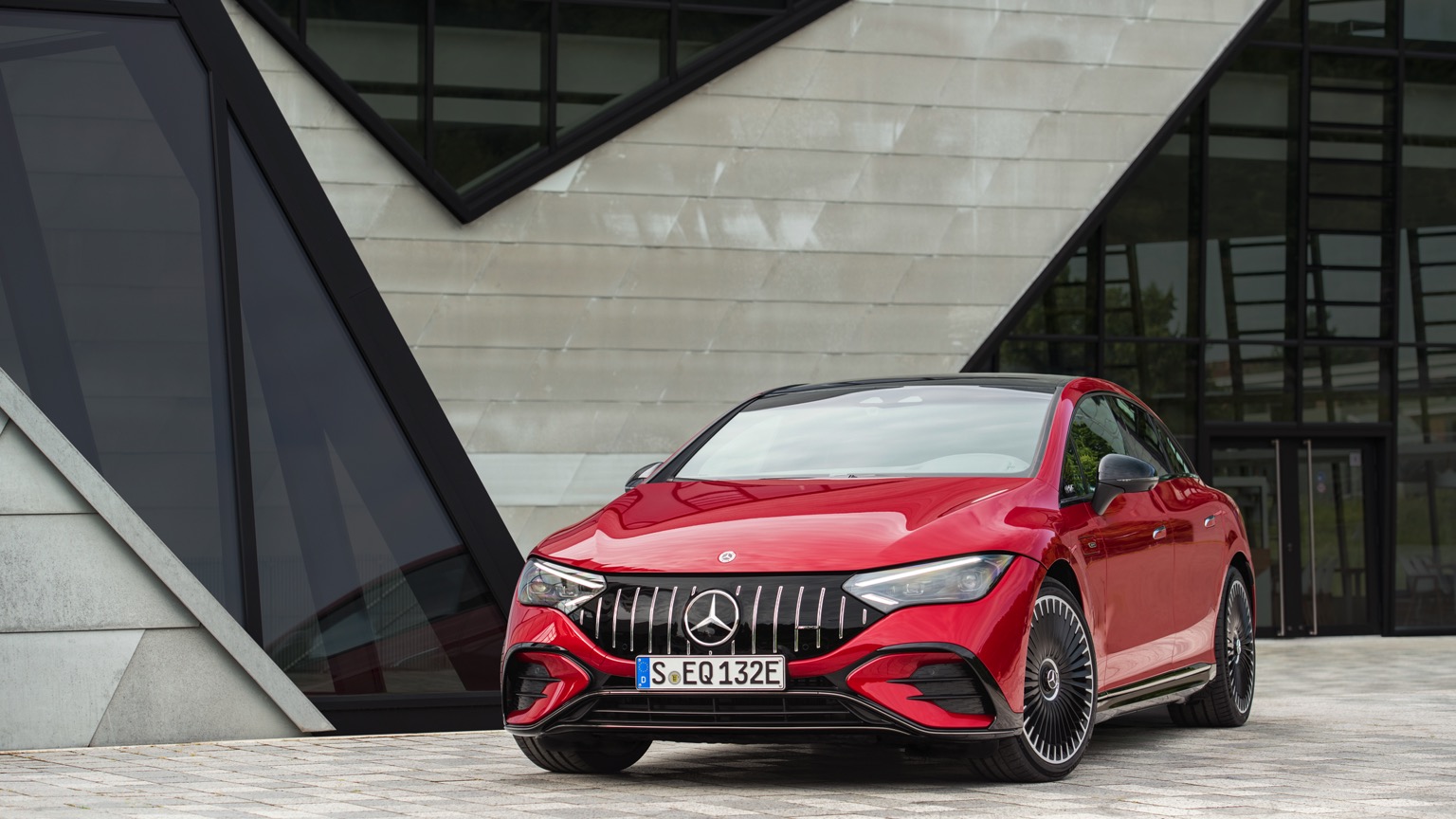 Mercedes_EQE_AMG_43-11