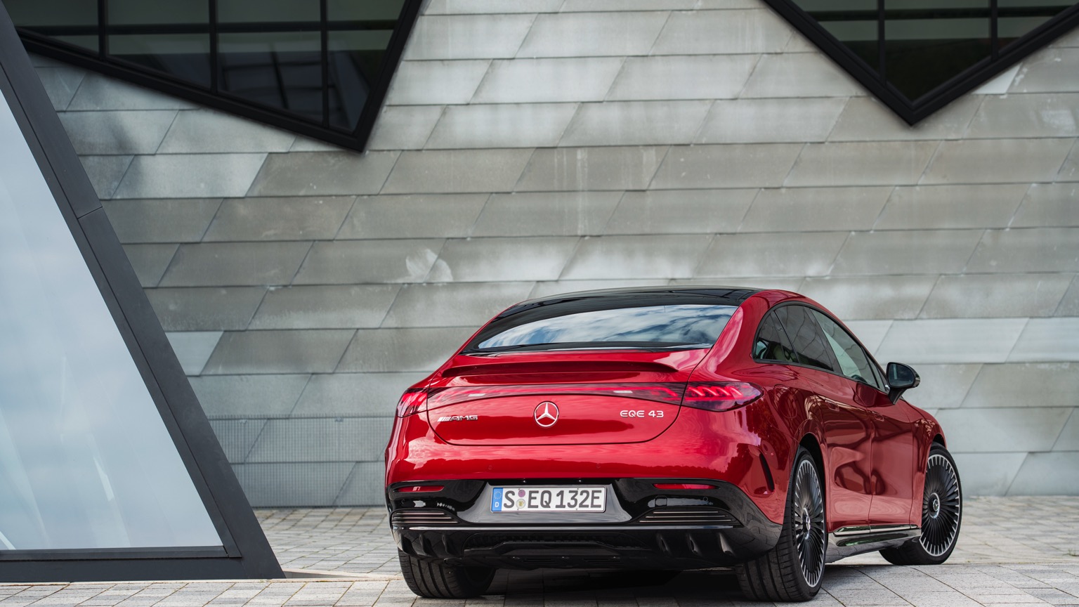 Mercedes_EQE_AMG_43-13