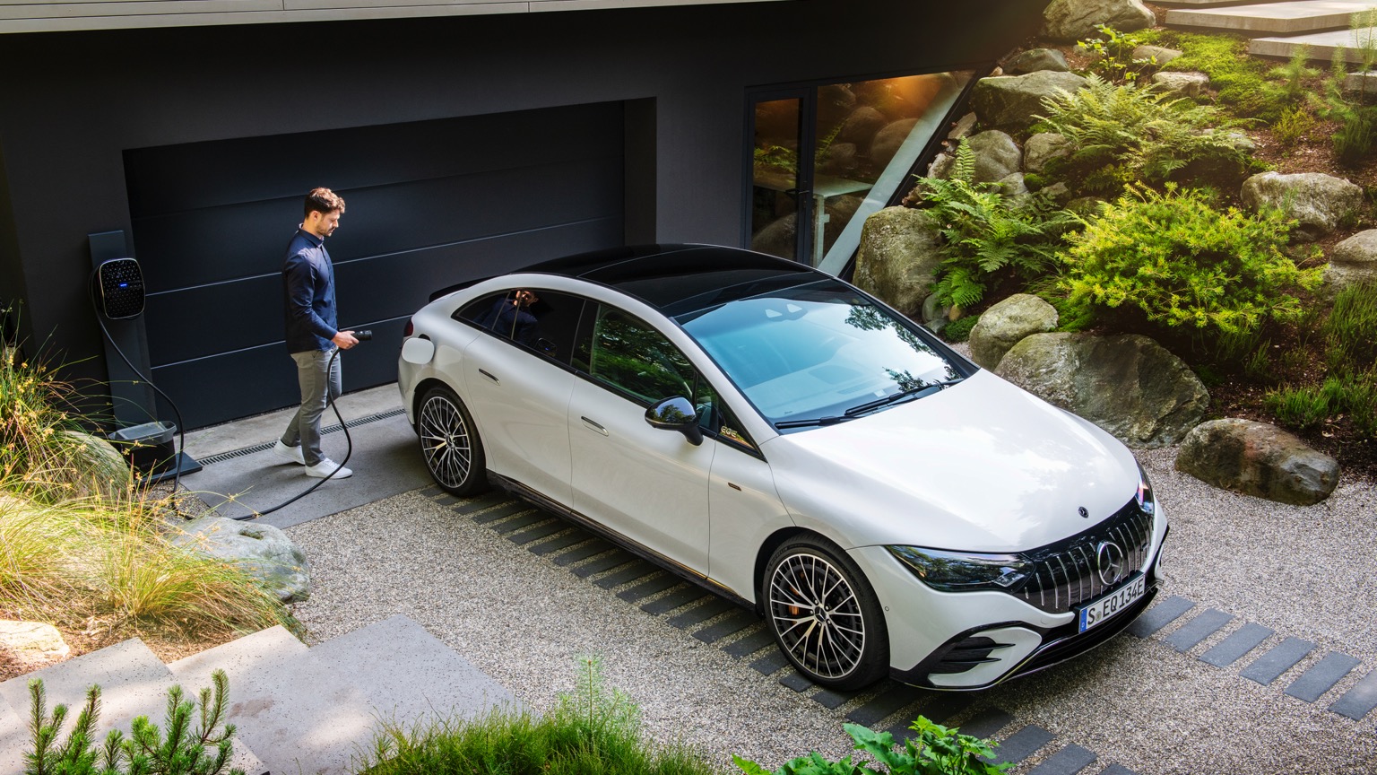 Mercedes_EQE_AMG_53-8