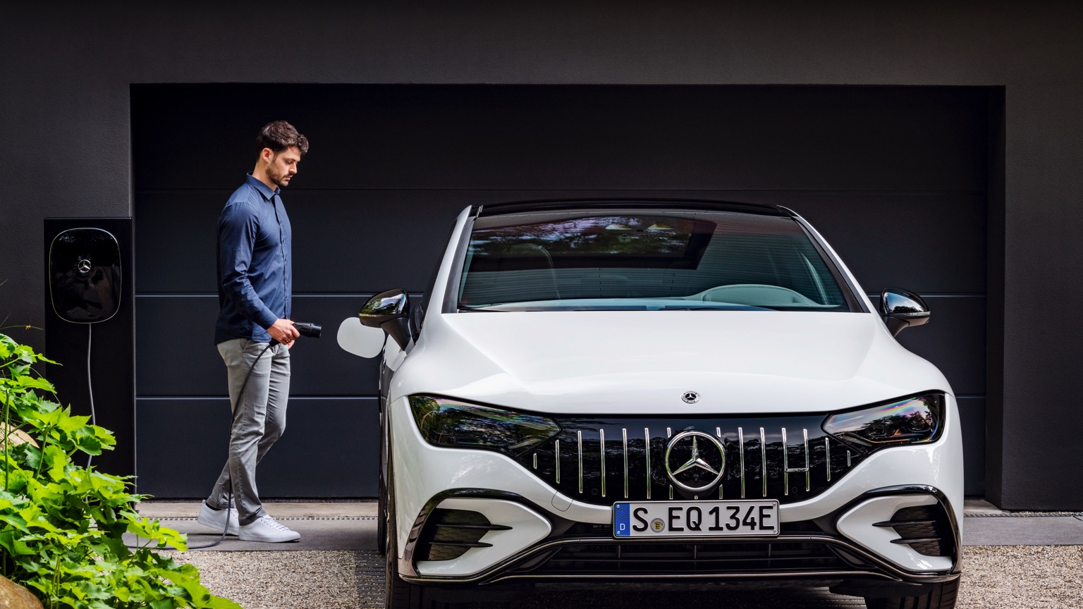 Mercedes_EQE_AMG_53-9