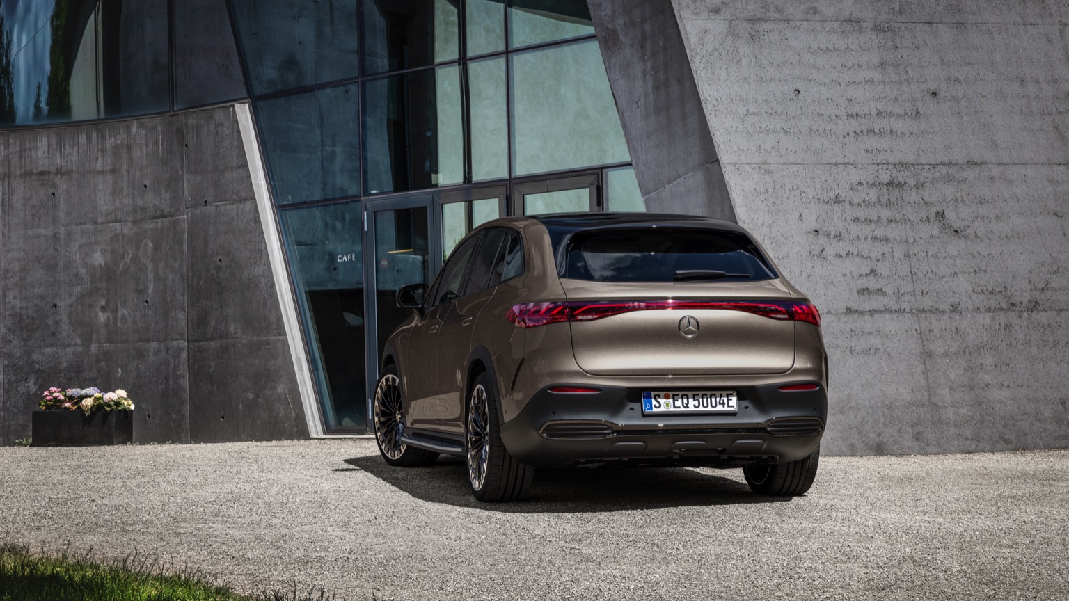 Mercedes_EQE_SUV-19