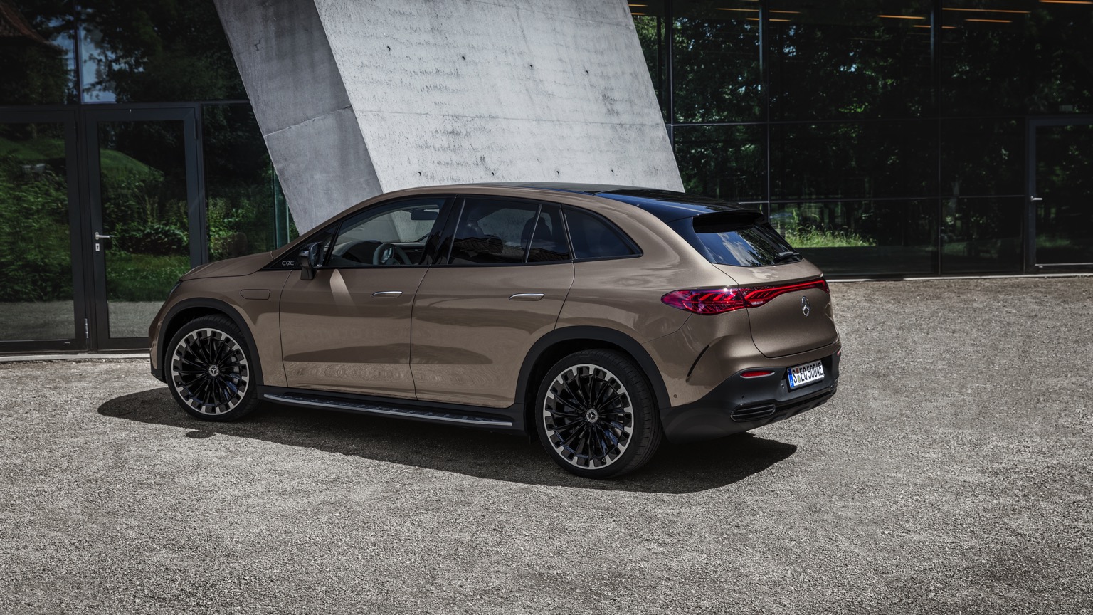 Mercedes_EQE_SUV-21