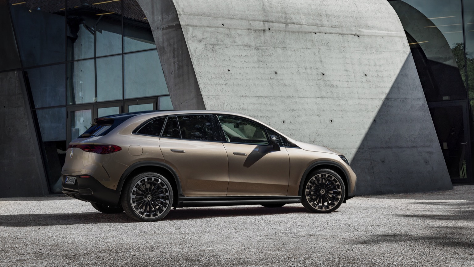 Mercedes_EQE_SUV-23