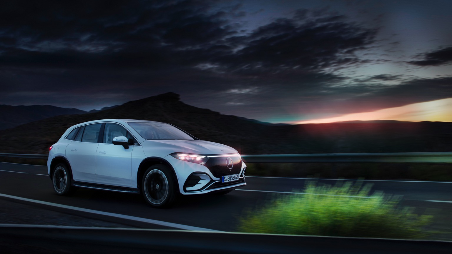 Mercedes_EQS_SUV_2022-16