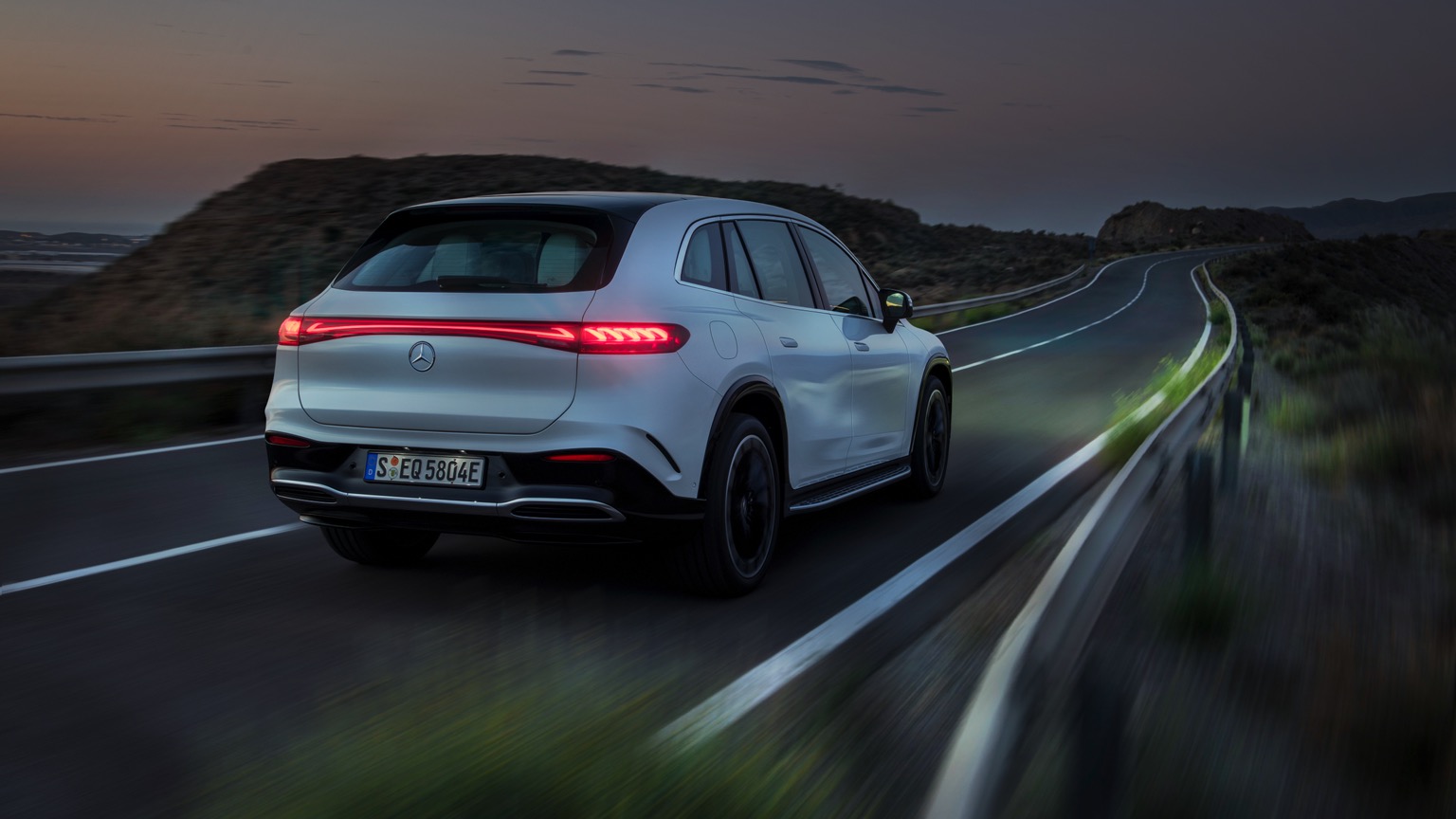 Mercedes_EQS_SUV_2022-17