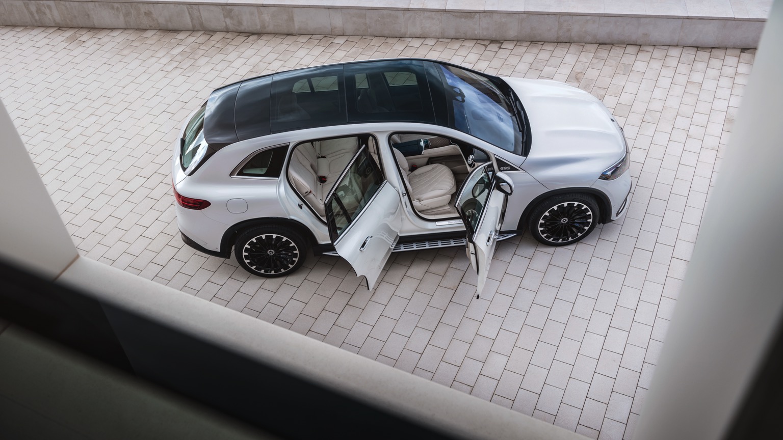 Mercedes_EQS_SUV_2022-25