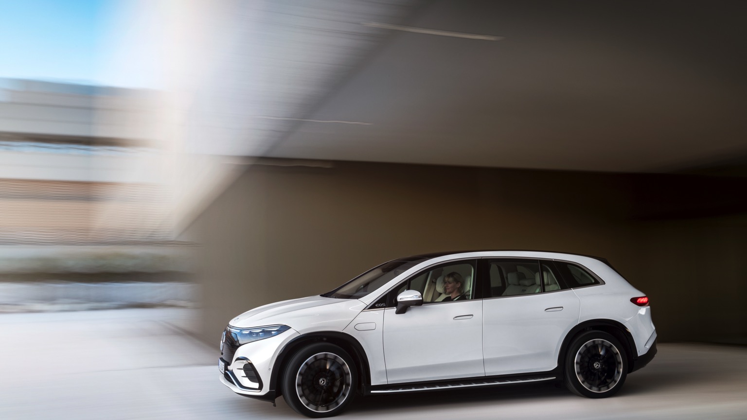Mercedes_EQS_SUV_2022-4