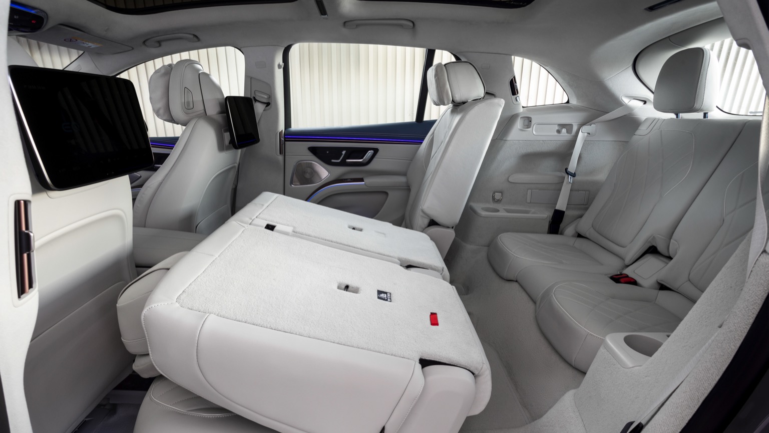 Mercedes_EQS_SUV_2022-45