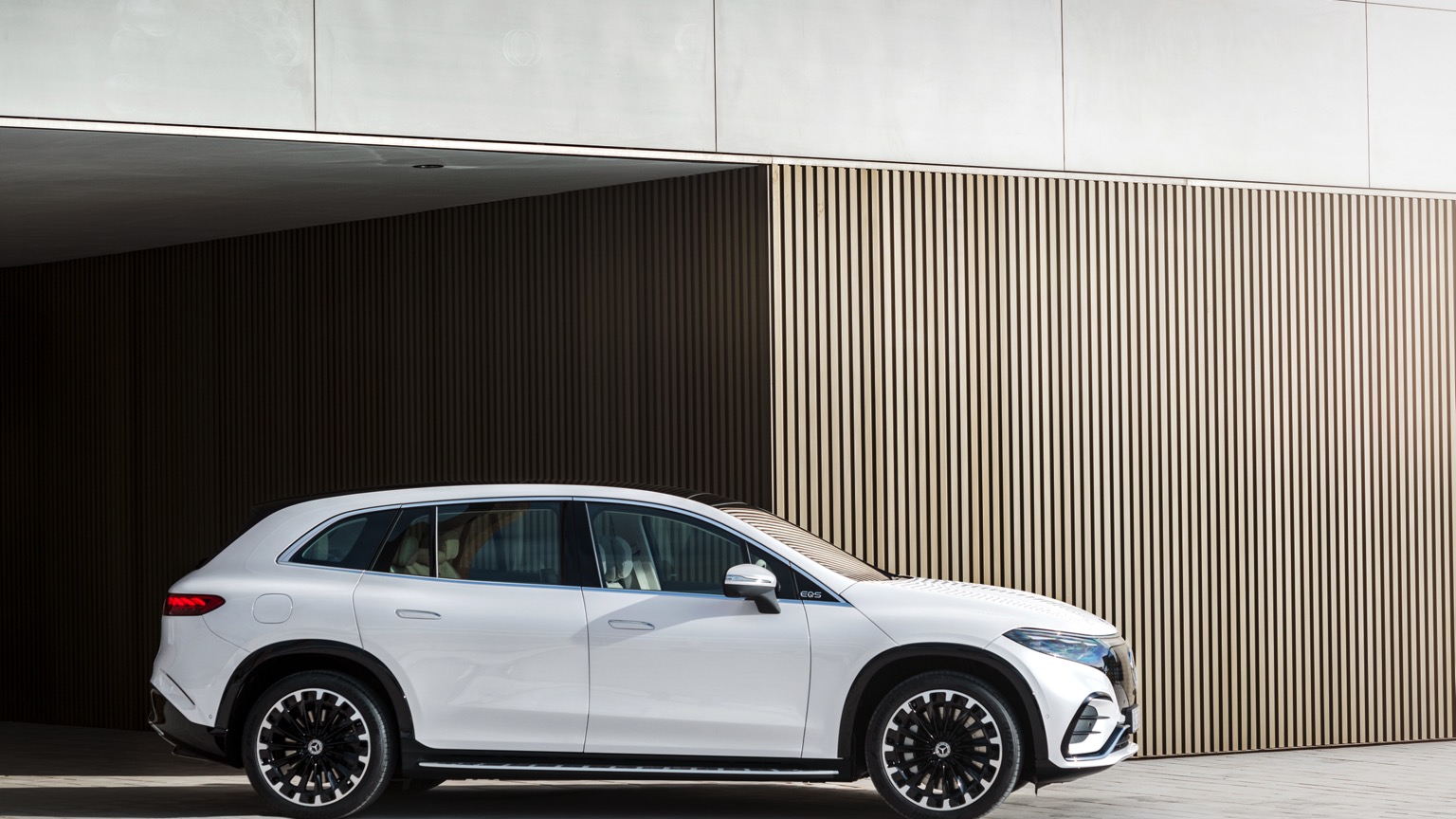 Mercedes_EQS_SUV_2022-9