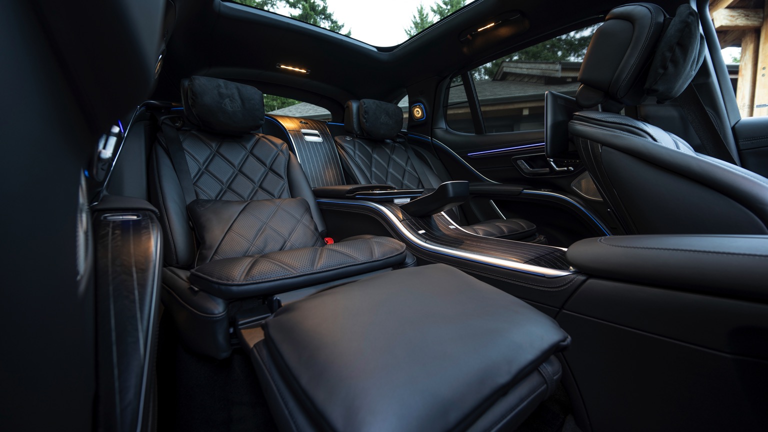 Mercedes_Maybach_EQS_SUV_2024-16