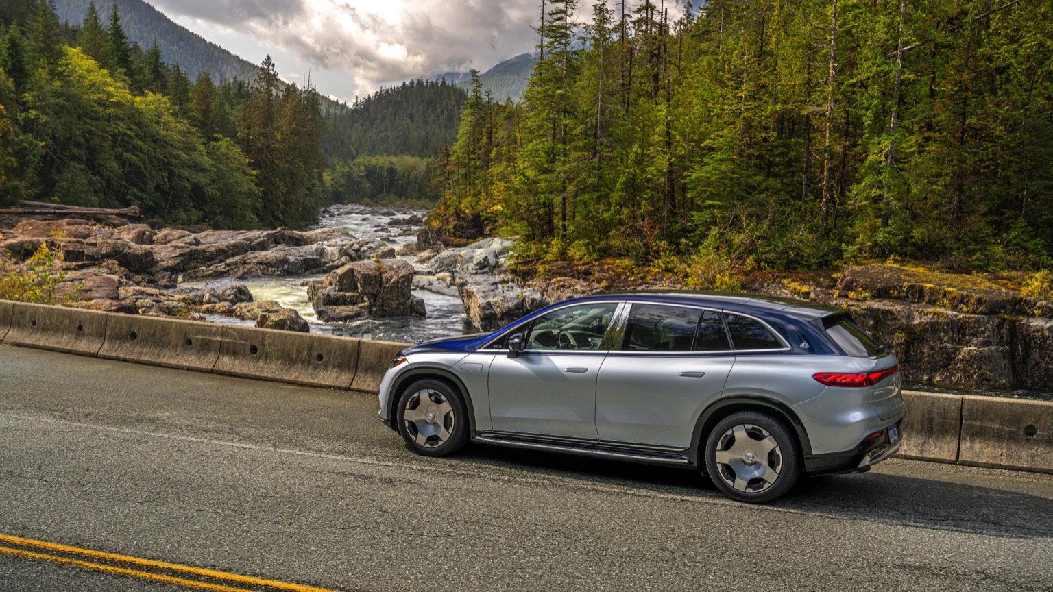 Mercedes_Maybach_EQS_SUV_2024-3