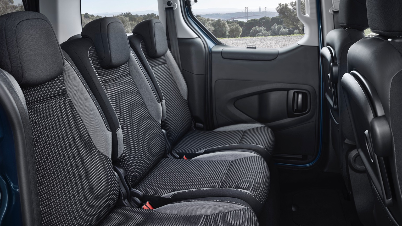 Peugeot_Partner_Tepee_Electric-21