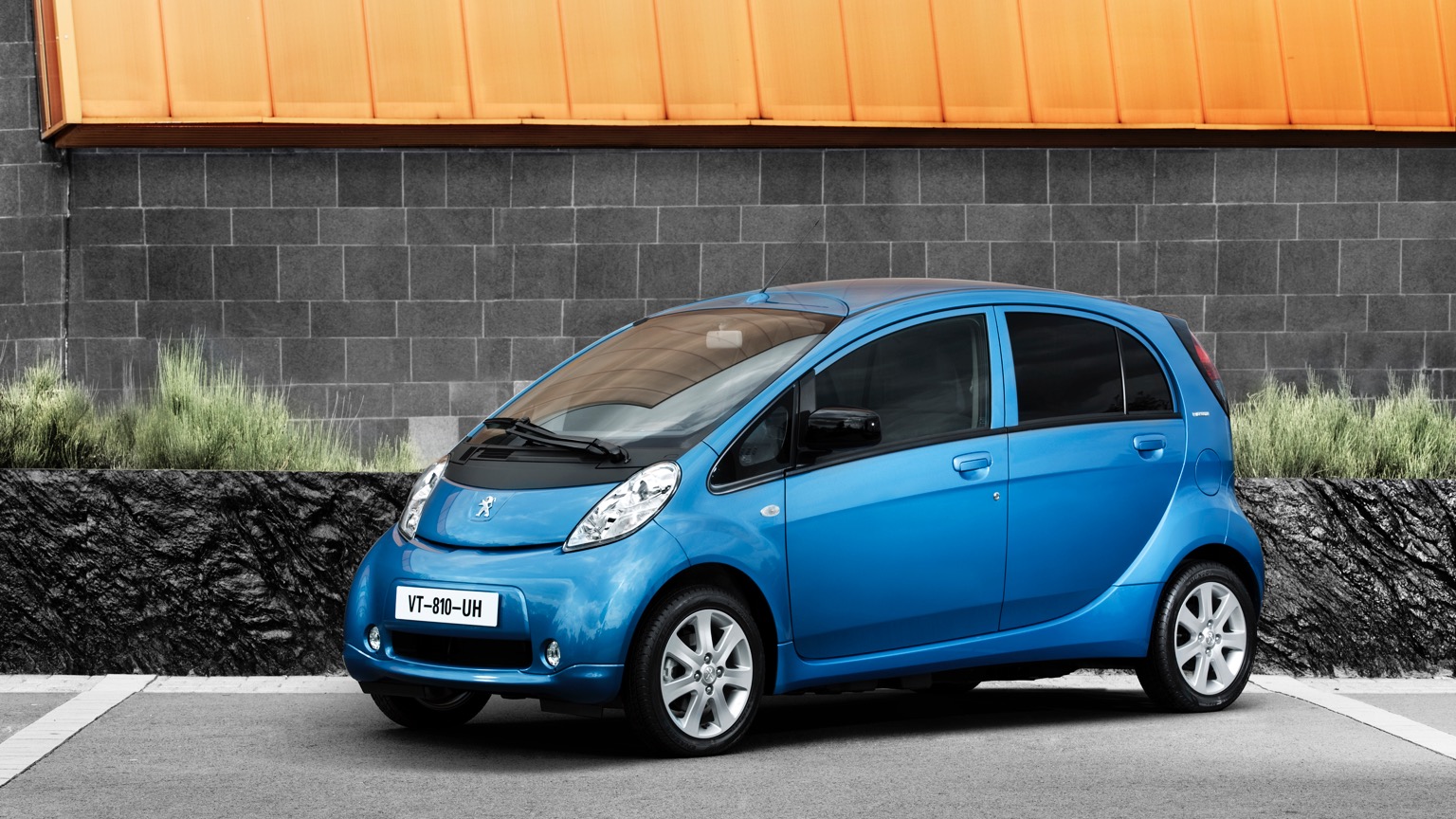 Peugeot_iOn-1