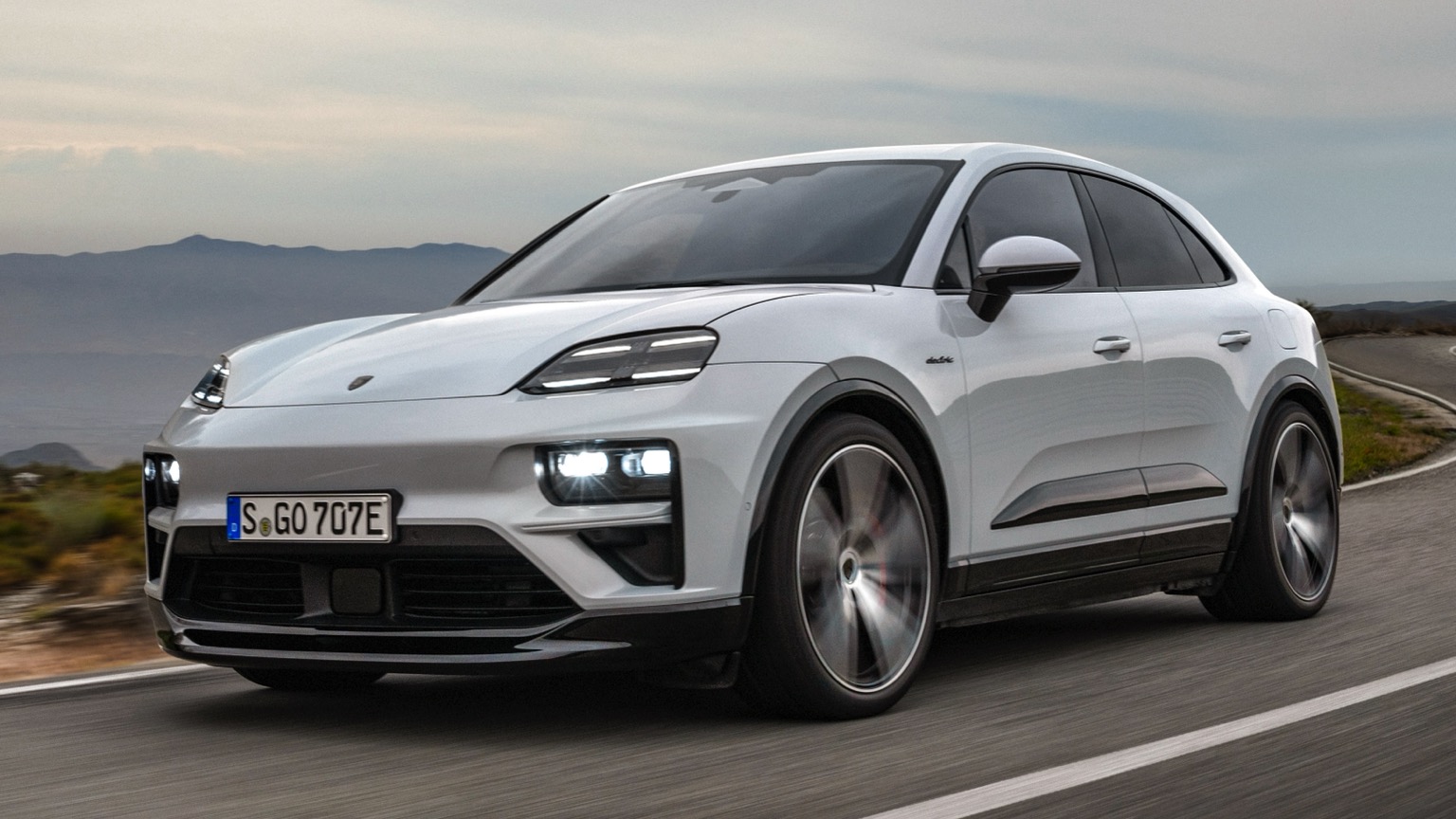 Porsche_Macan_Turbo_2024-1