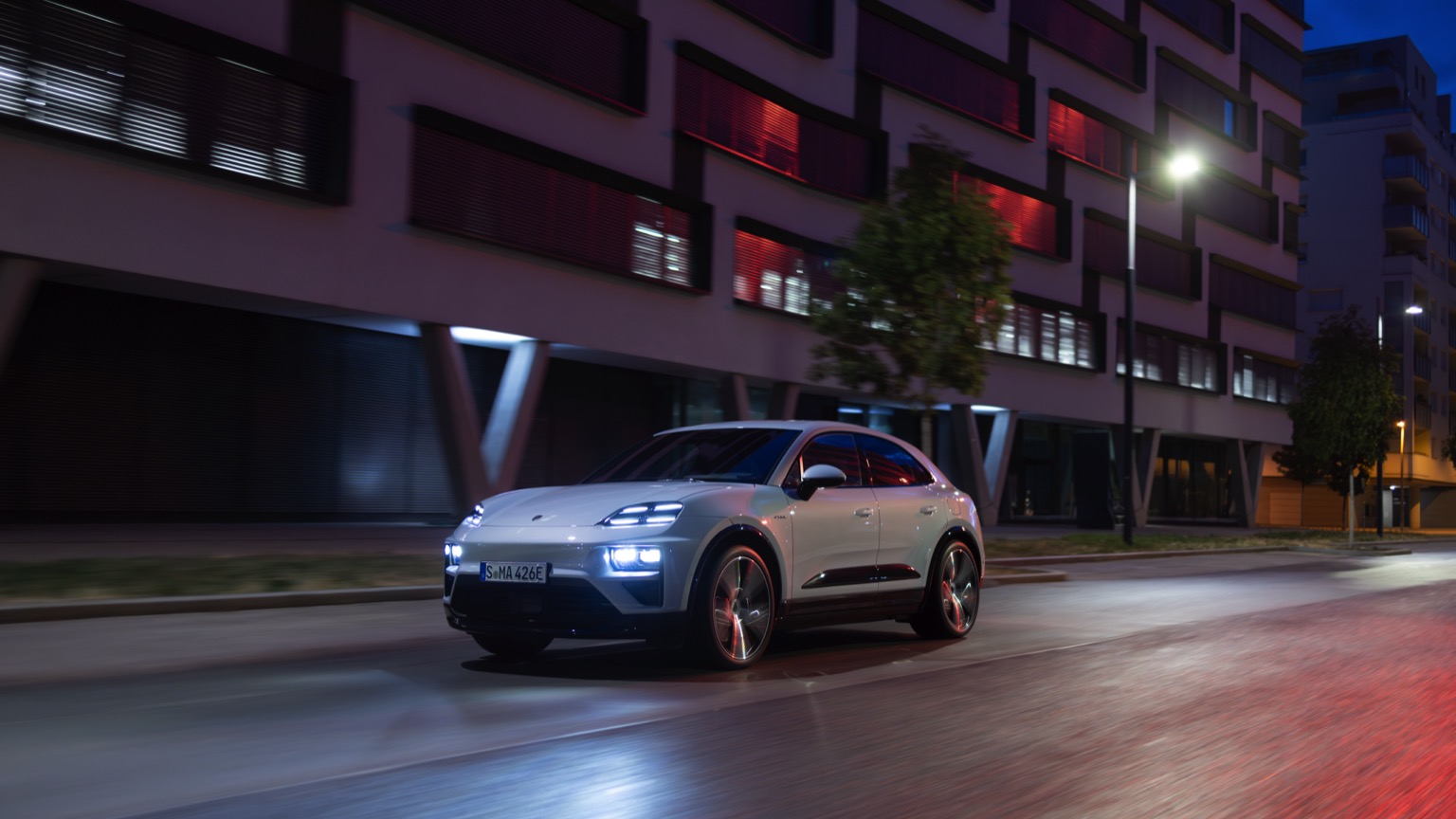 Porsche_Macan_Turbo_2024-10