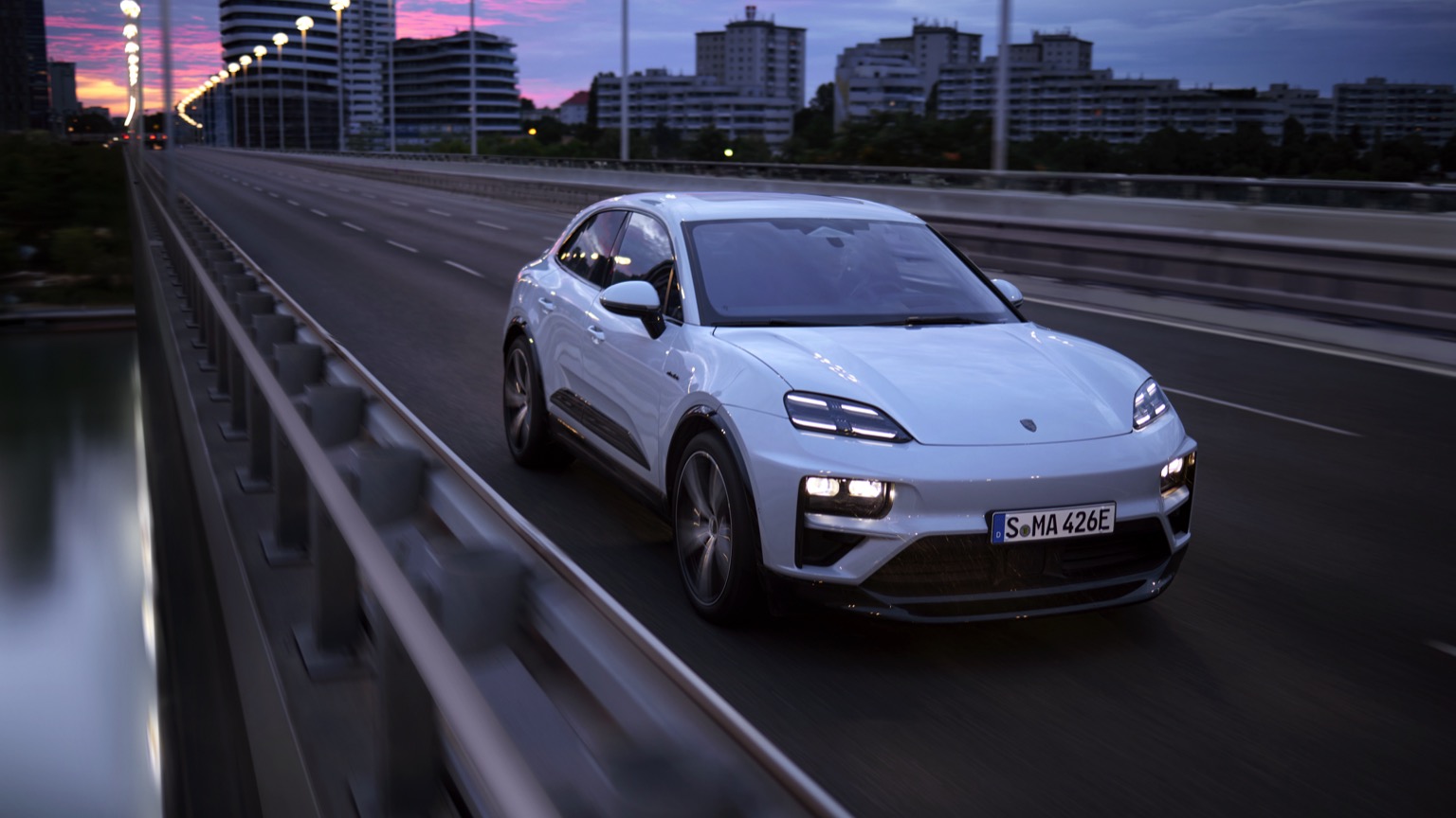 Porsche_Macan_Turbo_2024-11