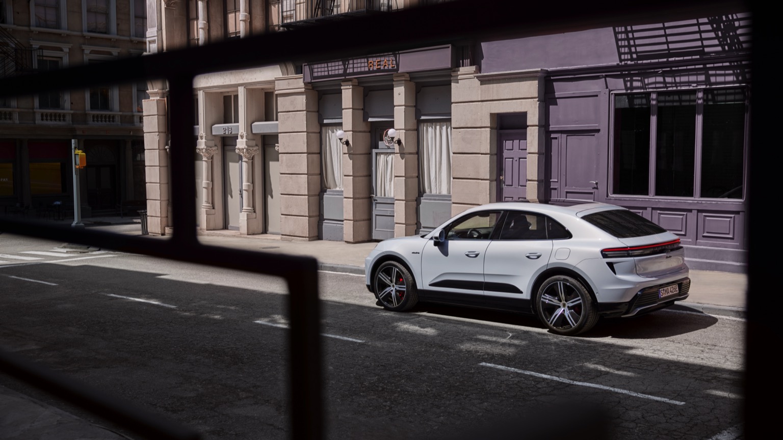 Porsche_Macan_Turbo_2024-12