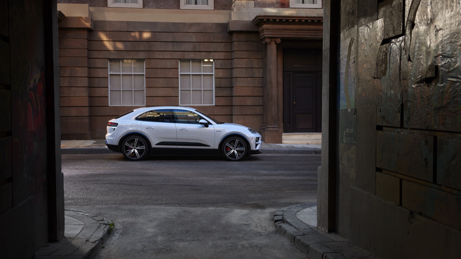 Porsche_Macan_Turbo_2024-13