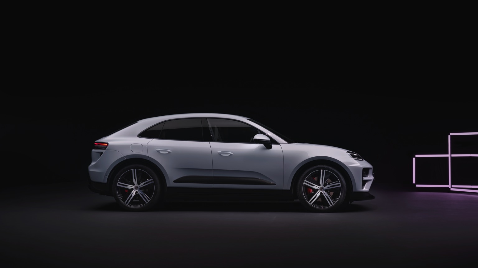 Porsche_Macan_Turbo_2024-16
