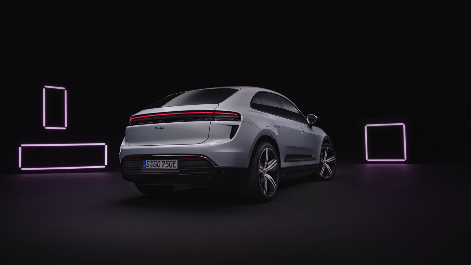 Porsche_Macan_Turbo_2024-17